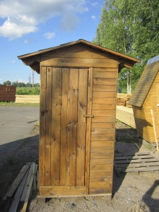 Туалет классический с двускатной крышей