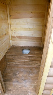 Туалет с двускатной крышей